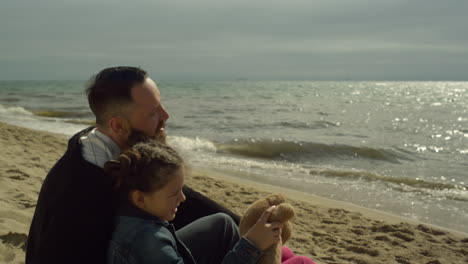 grupo familiar haciendo fotos juntos en la playa de la luz del sol. la gente disfruta de la naturaleza.