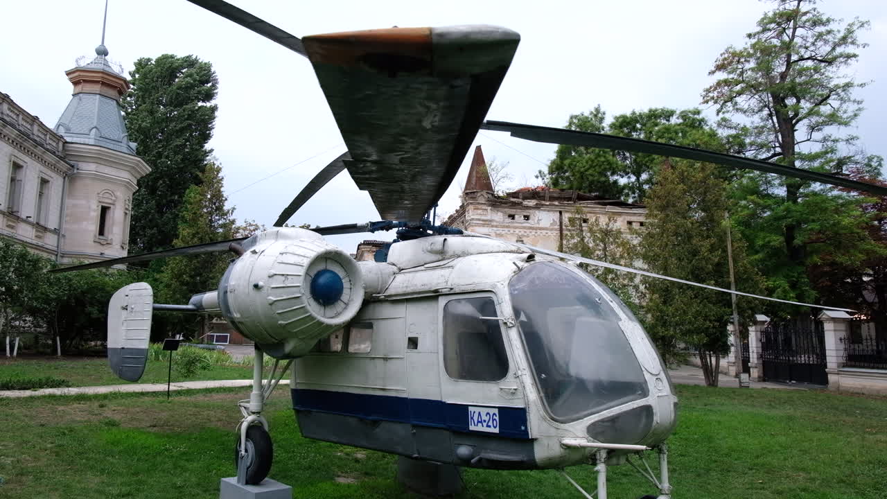 Chisinau, Moldova - 22. august 2022: Kamov Ka-26 let helikopter i gården til det nationale historiske museum i Moldova