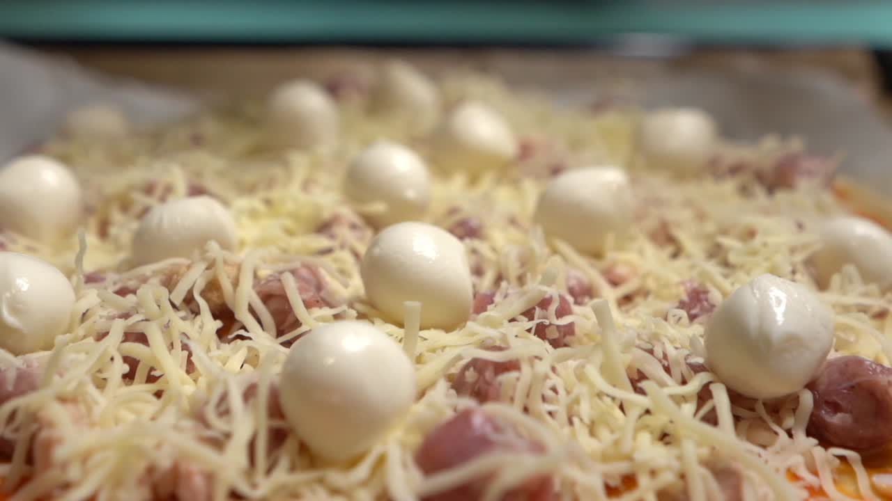 selektiv fokus små bolde af mozzarella ost og flere ingredienser på hjemmelavet pizza