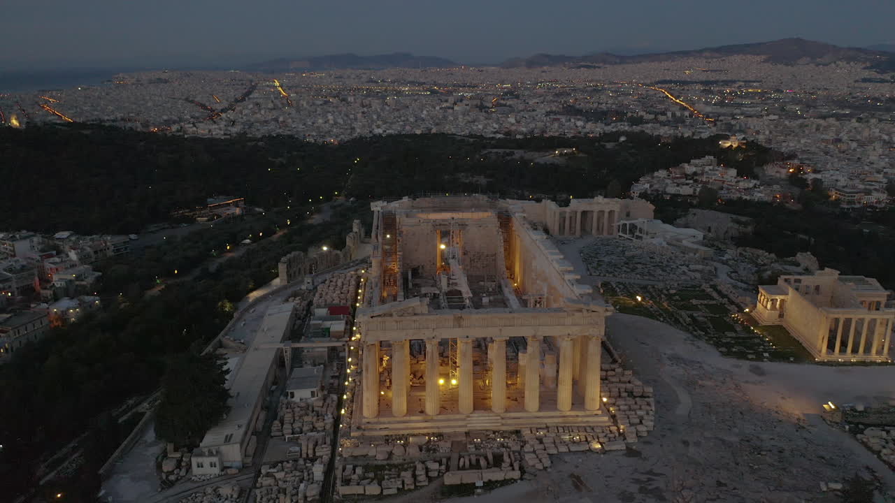 새벽 동안 아테네의 파르테논 신전 위로 공중 기울기