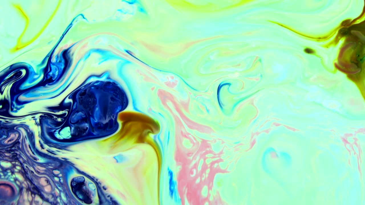 colores abstractos extendiendo pintura girando y estallando