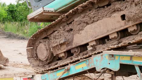 detalle de oruga retroexcavadora en movimiento para ser transportado-1