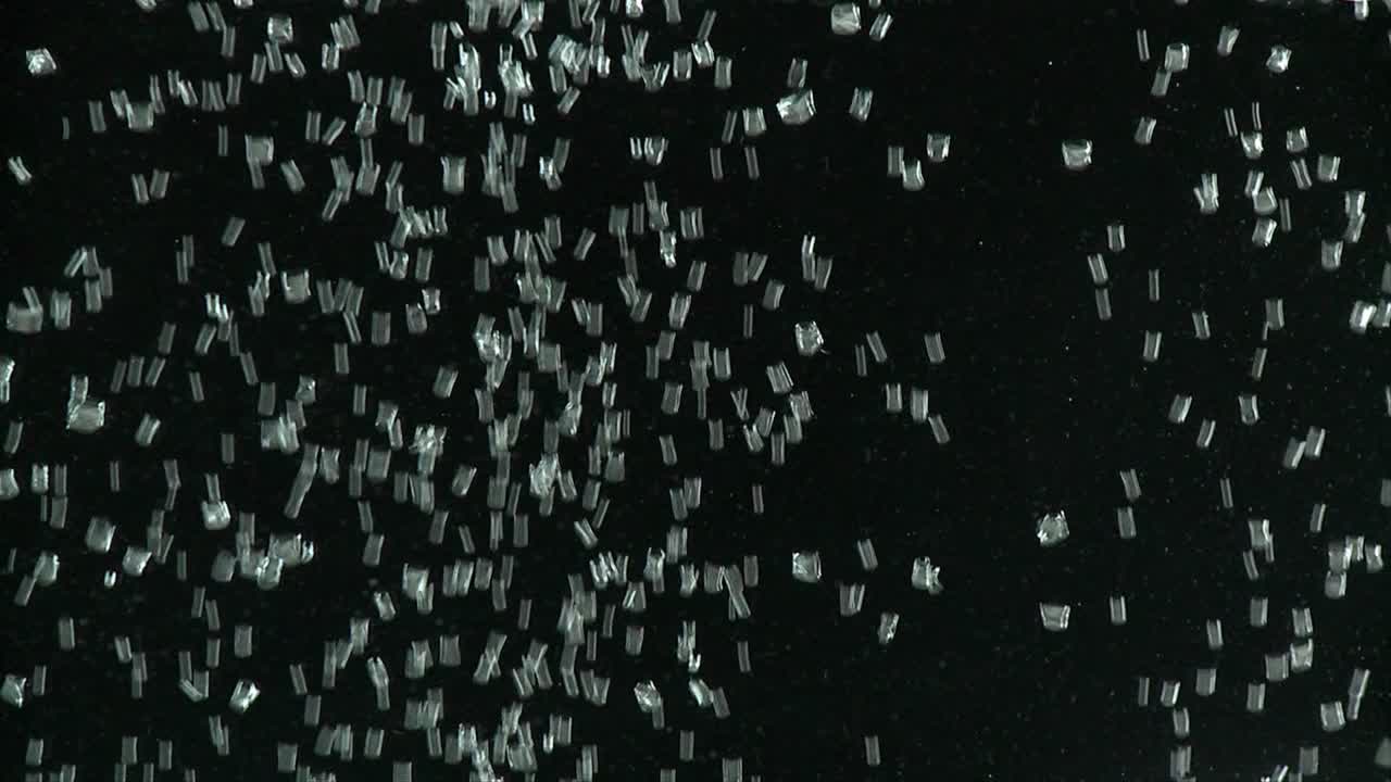 작은 기포가 검은 배경에 대해 물 속에서 떠오른다