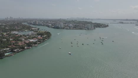 Die-Antenne-Des-Dunstigen-Himmels-Senkt-Sich-Auf-Boote-Zu,-Die-In-Der-Biscayne-Bay,-Florida,-Festgemacht-Haben