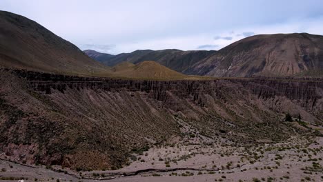 Disparo-De-Un-Dron-Volando-Hacia-Un-Acantilado-Escarpado-En-Jujuy,-Argentina