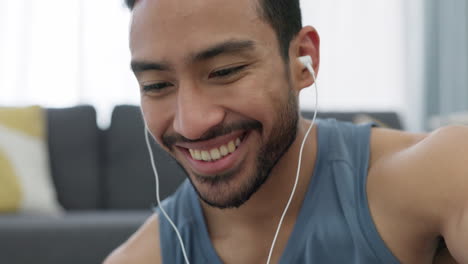 Fitness-man-with-phone-listening-to-audio