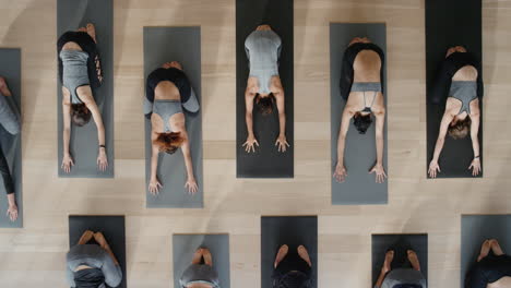 vista superior clase de yoga mujeres sanas practicando niños posando disfrutando de la forma física estilo de vida haciendo ejercicio en el estudio