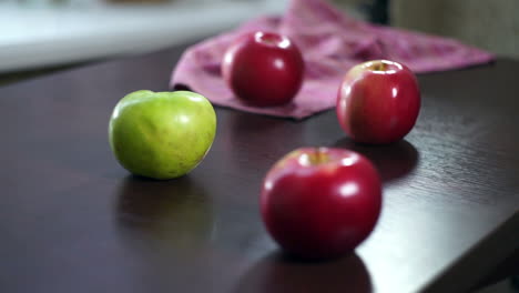 Frische-Äpfel-Auf-Holztisch.-Rote-Und-Grüne-Äpfel.-Früchte-Auf-Dem-Tisch