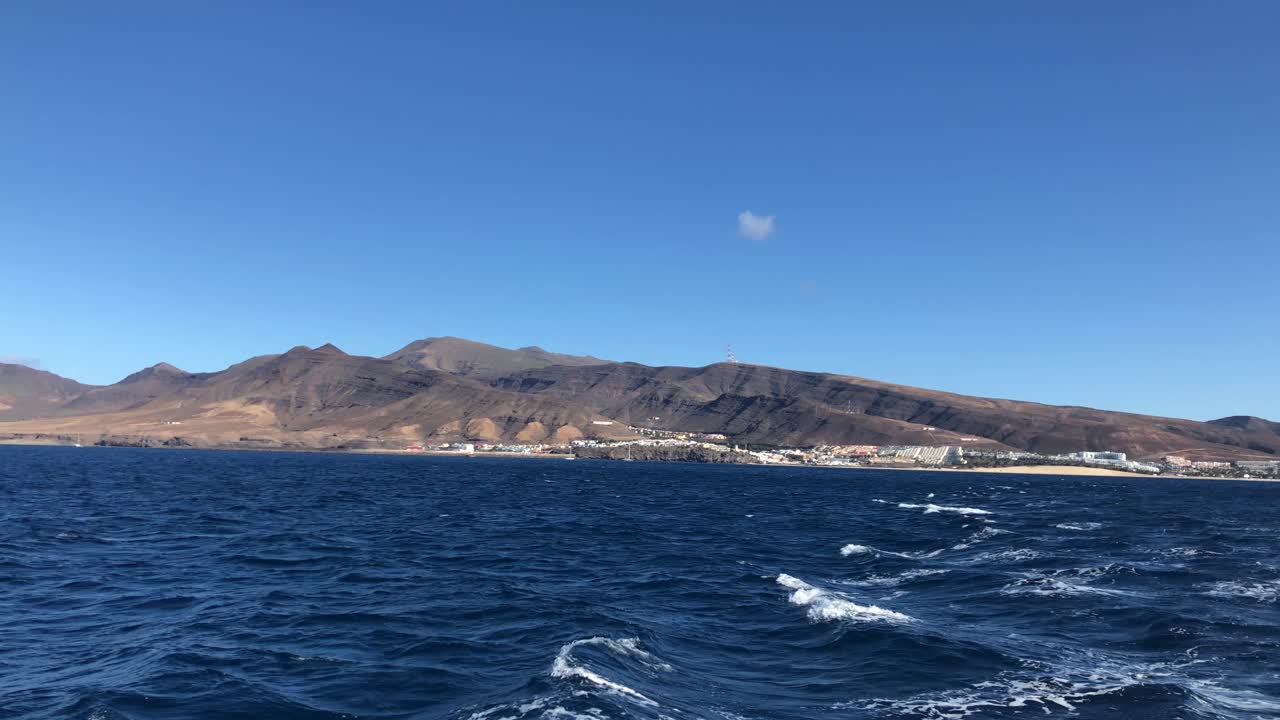 navegación en el océano atlántico con impresionantes vistas al paisaje de la isla de fuerteventura en canarias españa