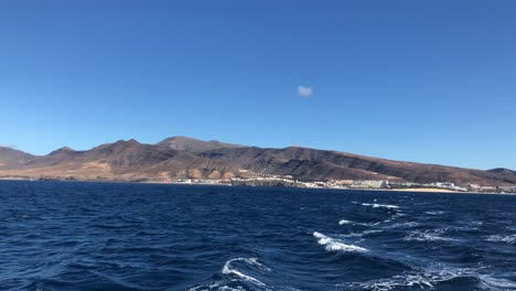 navegación en el océano atlántico con impresionantes vistas al paisaje de la isla de fuerteventura en canarias españa