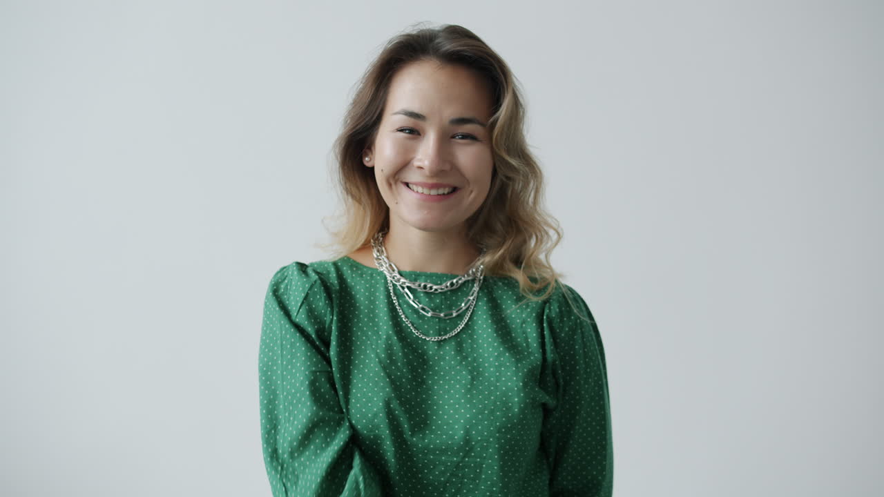 una mujer enviando un beso.