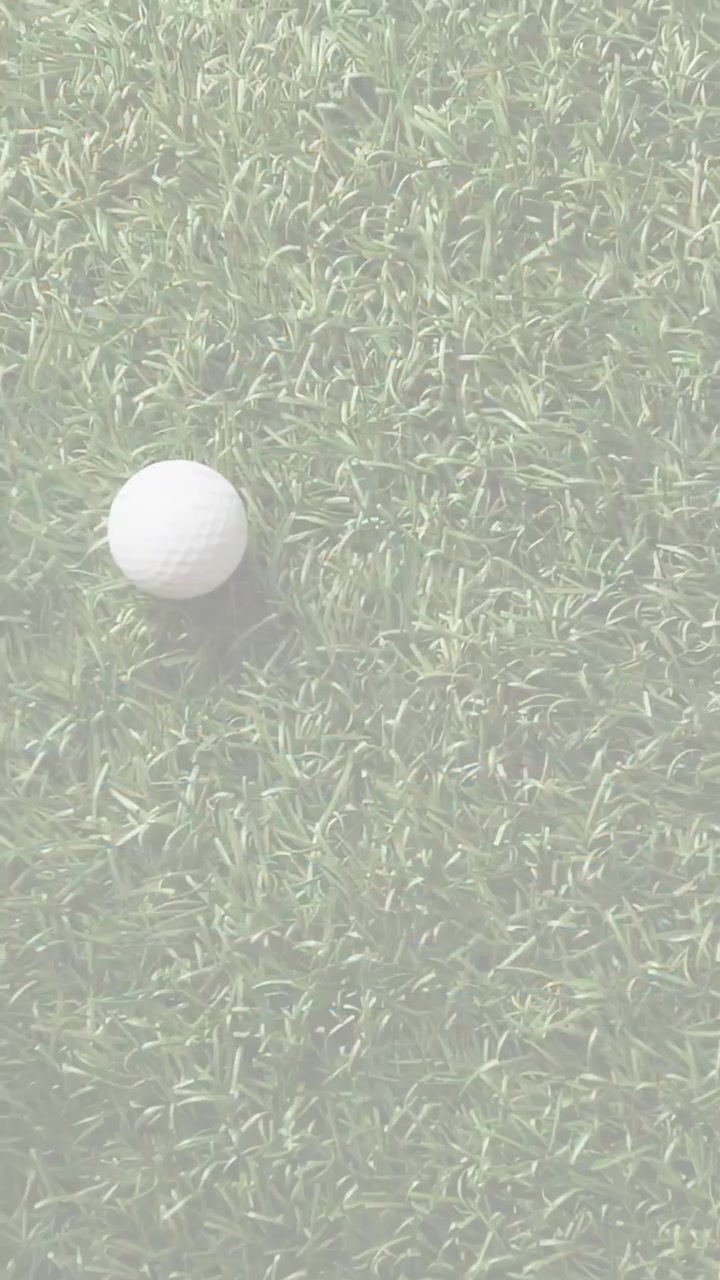 Verticale video: Dunne streep verschijnt, camera verschuift naar links beneden om witte bal op gras opnieuw te kaderen