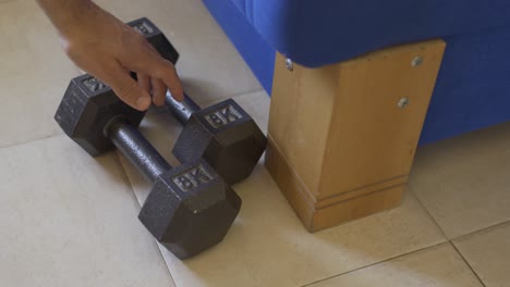 la persona decide levantar pesas de entrenamiento - no hay entrenamiento hoy