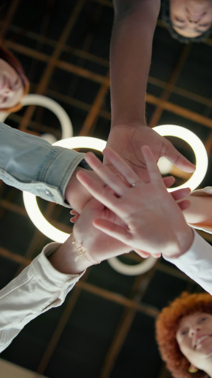 Team diversificato che unisce le mani in un gesto di unità.