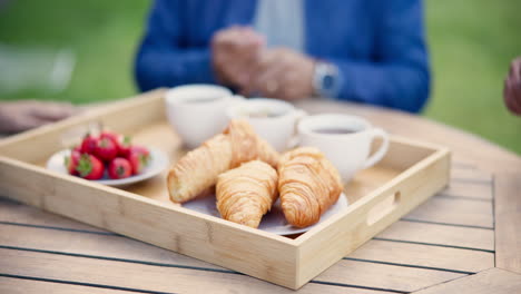 manos, desayuno una enfermera que sirve a las personas mayores