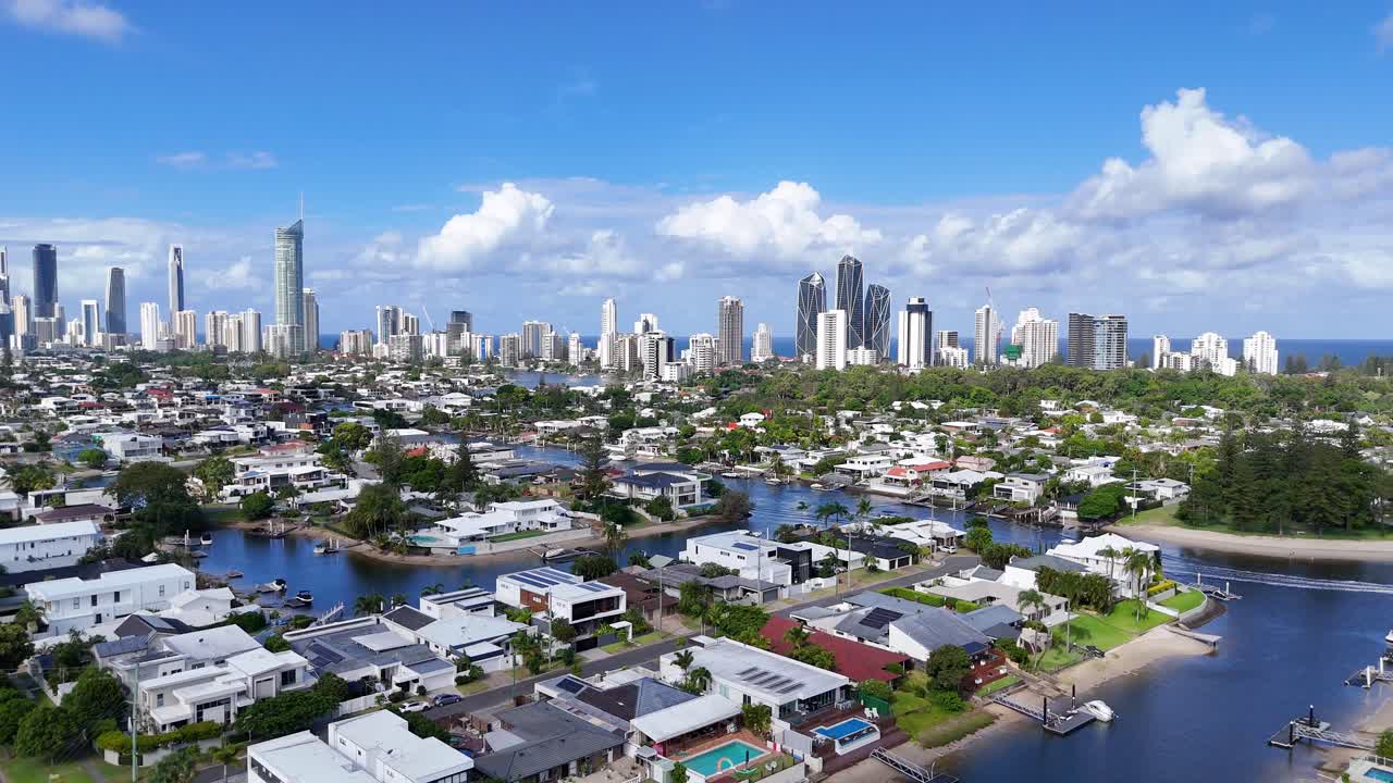 골드 코스트 의 스카이 라인 과 수로 의 공중 사진