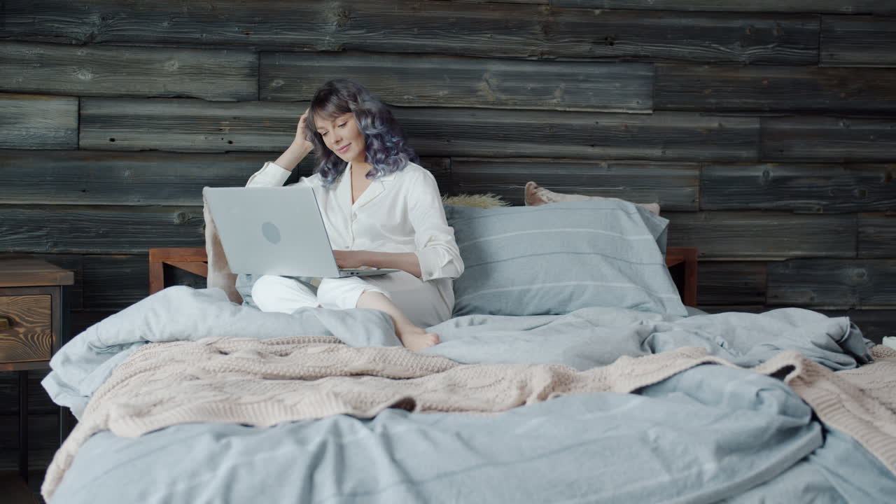 침대에서 일하는 여자