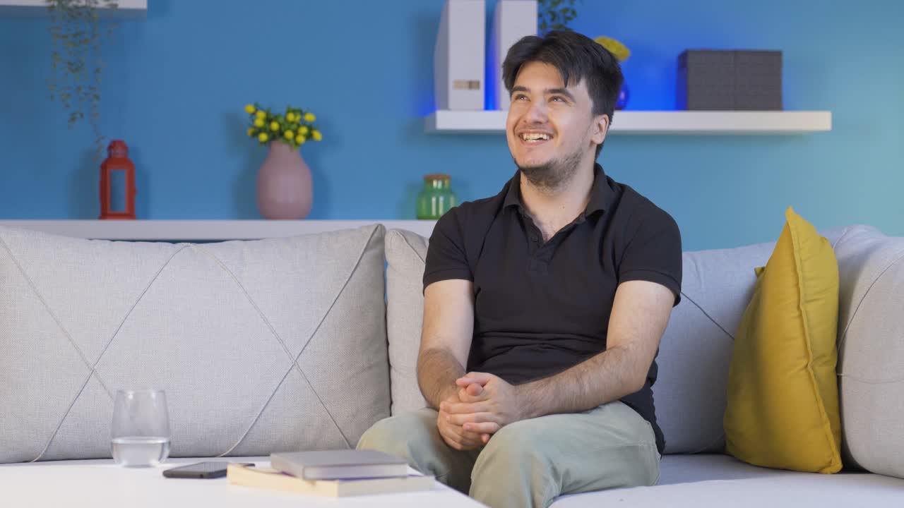 혼자 얘기하고 웃는 사람.