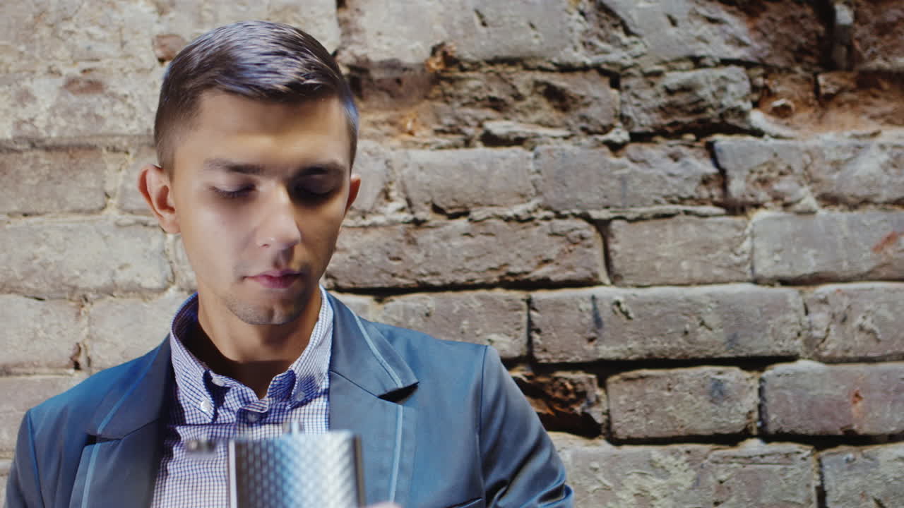 그는 플라스크 개념에서 술을 마시는 슬픈 젊은 사업가의 초상화 - 버스의 붕괴