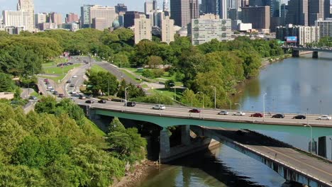 Luftaufnahme-Des-Verkehrs-Auf-Der-Spring-Garden-Bridge-über-Den-Schuylkill-River