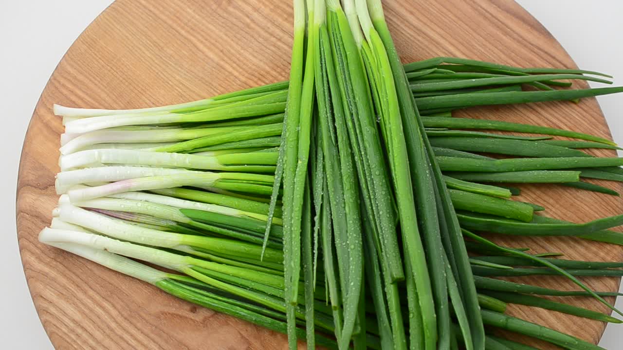 Løg på et træbræt. Optagelse i bevægelse.