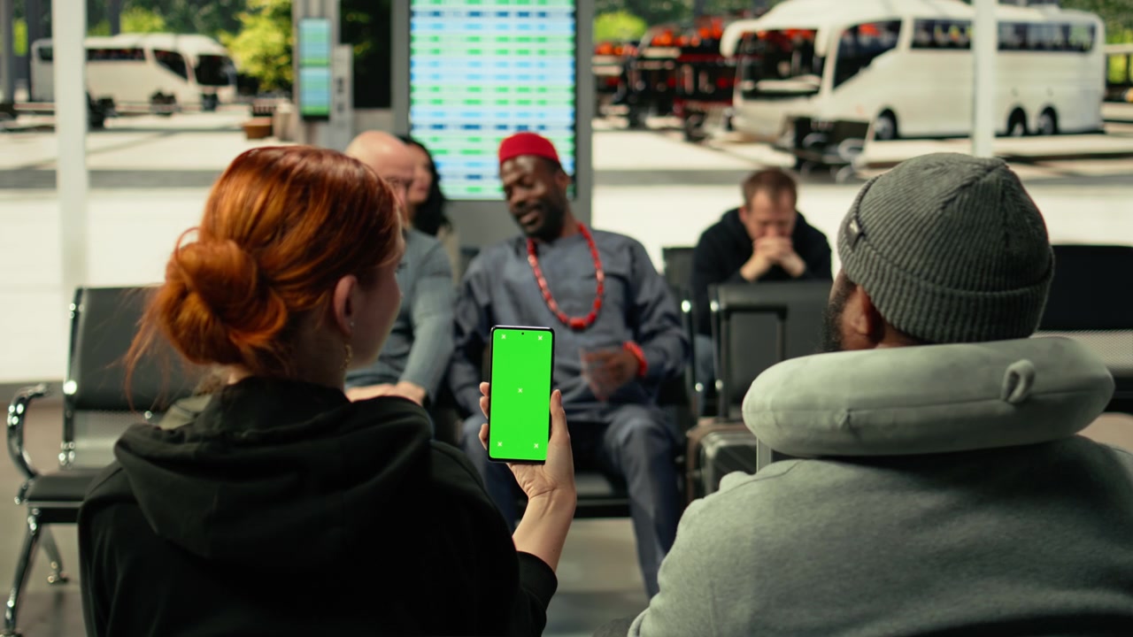 Kunci kroma vertikal di smartphone yang dipegang pria Afrika-Amerika saat menunggu di halte bus.