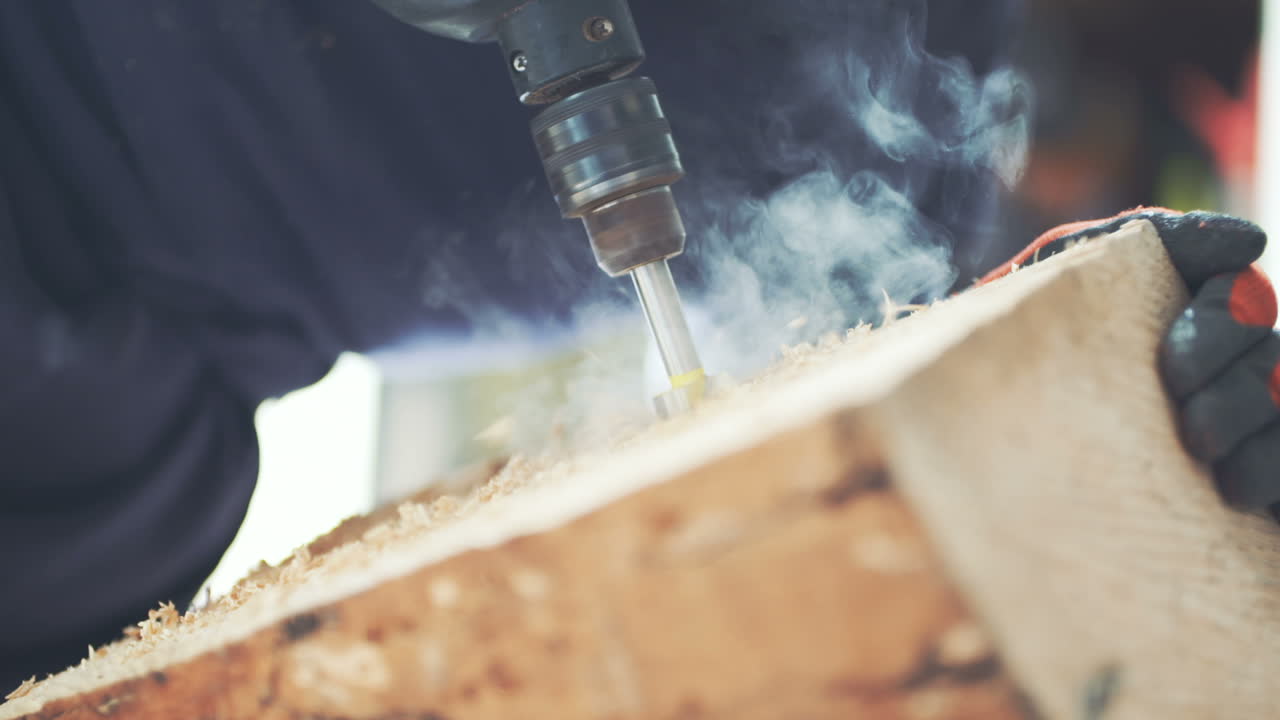 hombre perforando en madera
