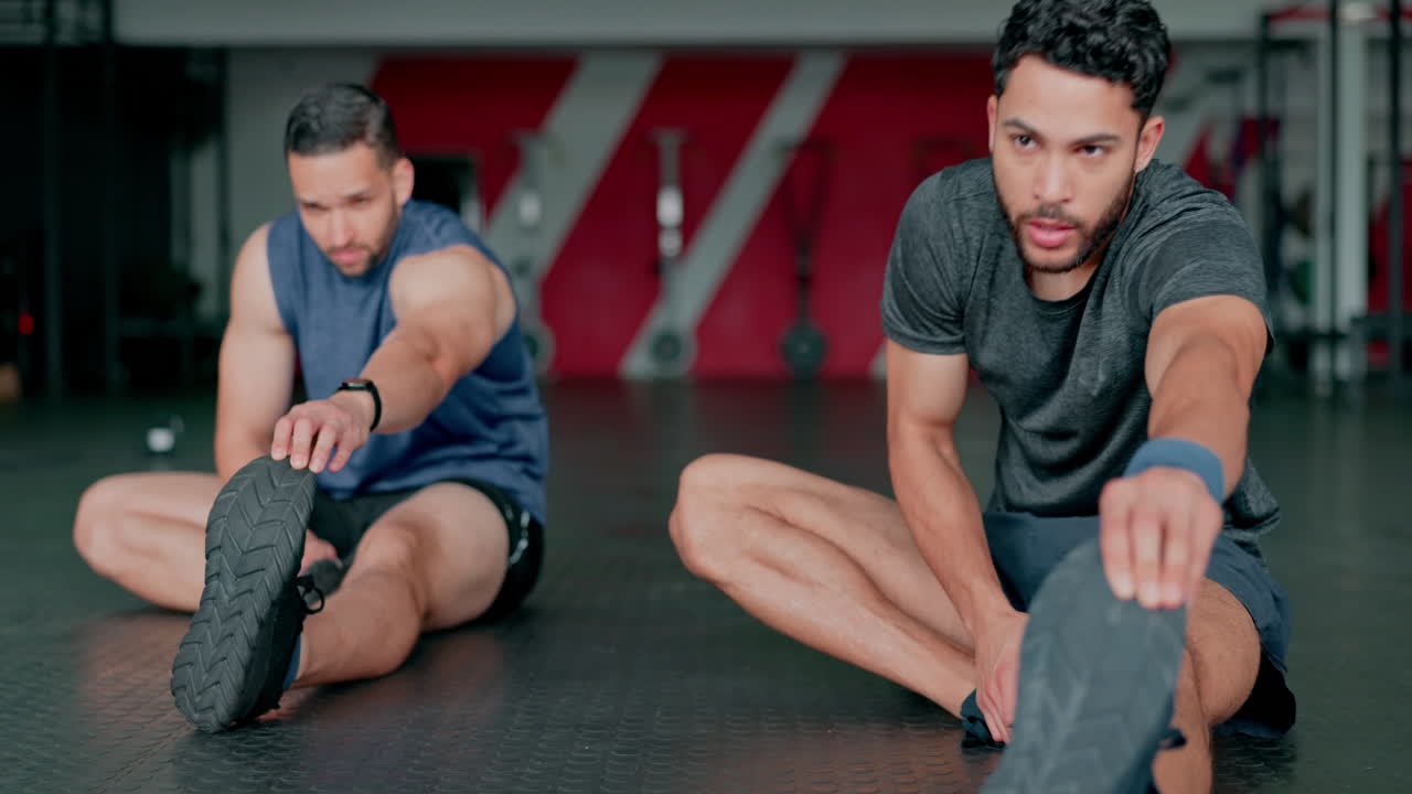 fitness, amigos y estirando las piernas en el gimnasio
