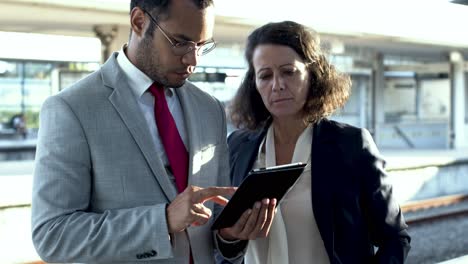 colegas de negocios serios con tableta digital
