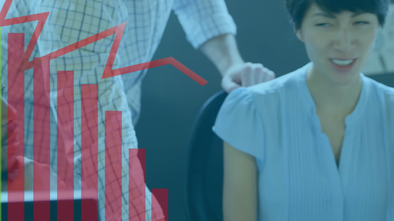 사무실에서 함께 일하는 다양한 여성과 남성에 대한 금융 그래프의 애니메이션