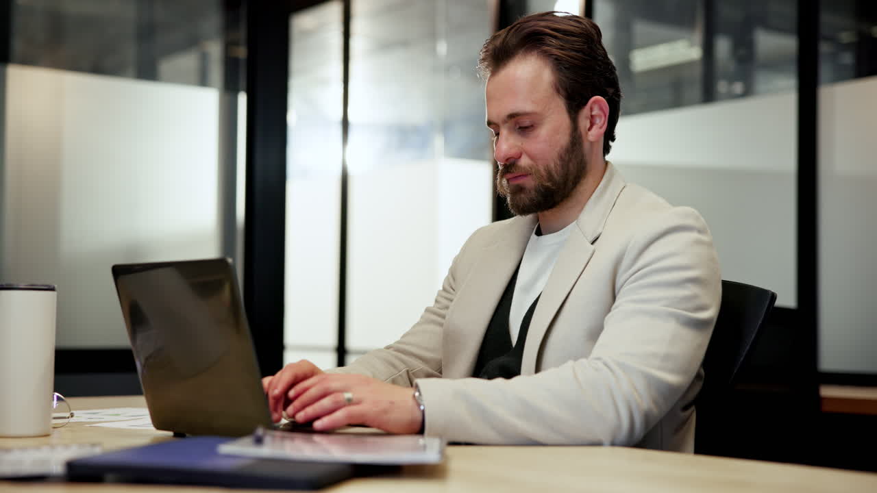 Hombre que trabaja en la computadora portátil en la oficina