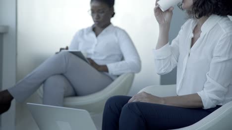zakenvrouwen met een laptop en een digitale tablet