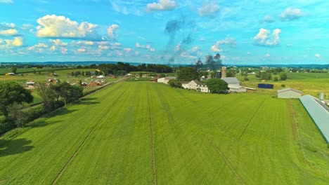 Eine-360-Grad-Luftaufnahme-Von-Amish-Farmland-An-Einem-Sonnigen-Sommertag