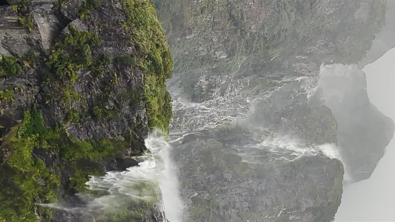 el viento interrumpe el flujo de la cascada