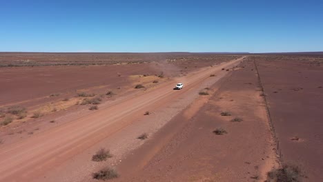 Un-Coche-Safari-4x4-Conduce-Por-Una-Larga-Carretera-En-Namibia