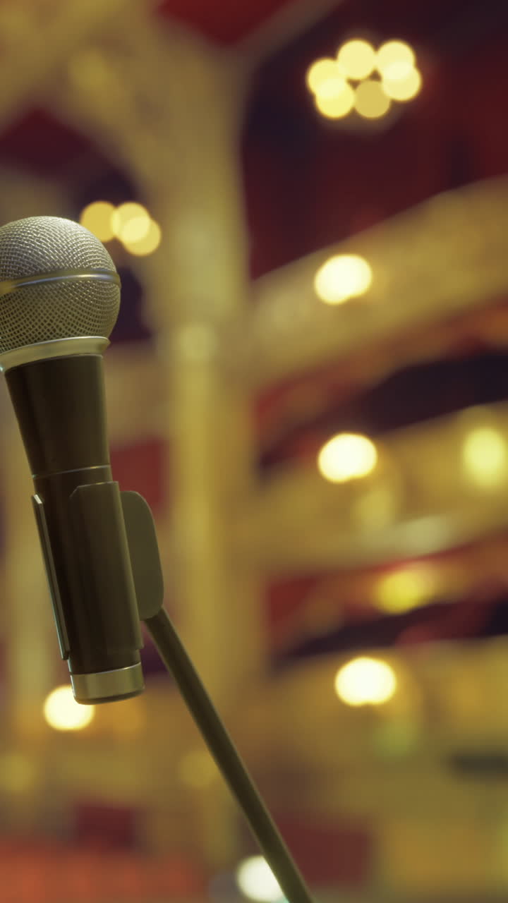 Allestimento per una performance con microfono su un palcoscenico teatrale prima di uno spettacolo dal vivo.
