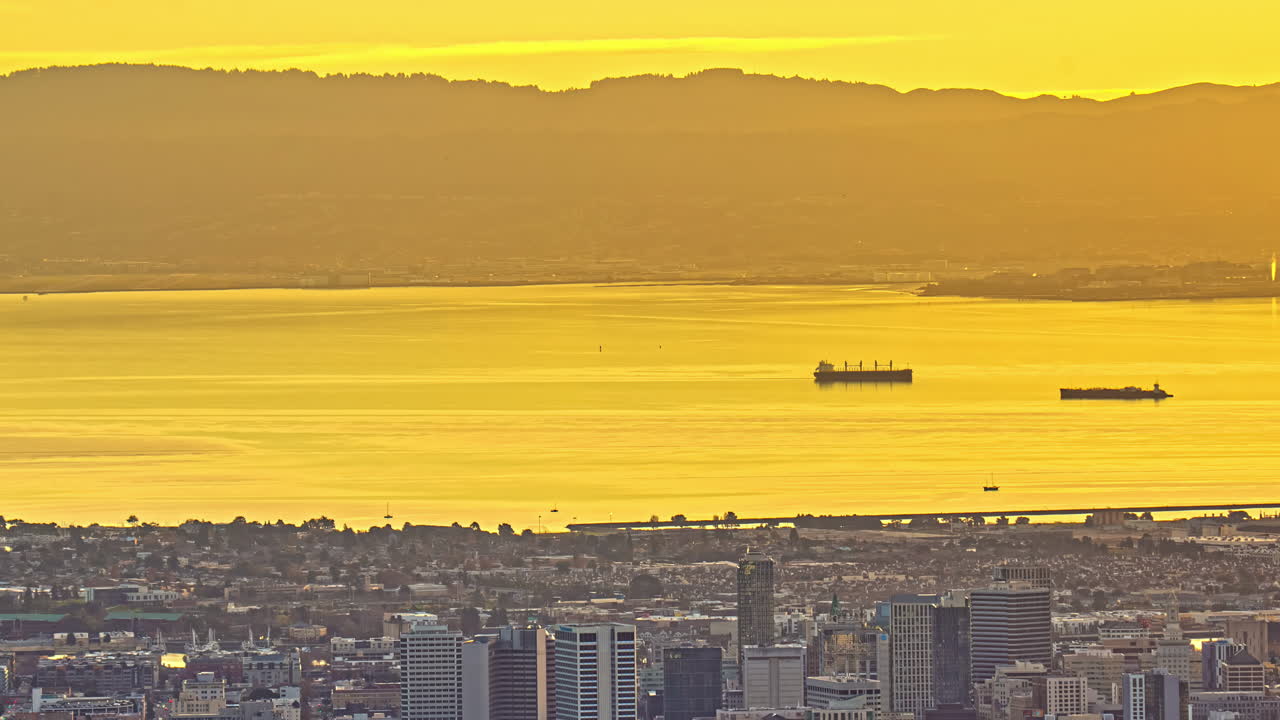선박은 샌프란시스코 베이에서 골든 헤이즈 타임 스 (golden haze timelapse) 를 이용한다.