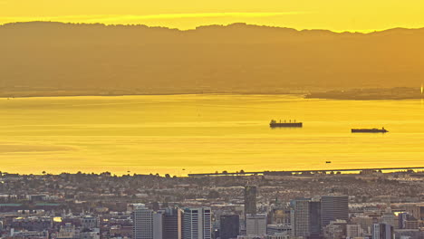 Los-Ferries-Viajan-En-La-Bahía-De-San-Francisco-En-El-Timelapse-De-La-Neblina-Dorada