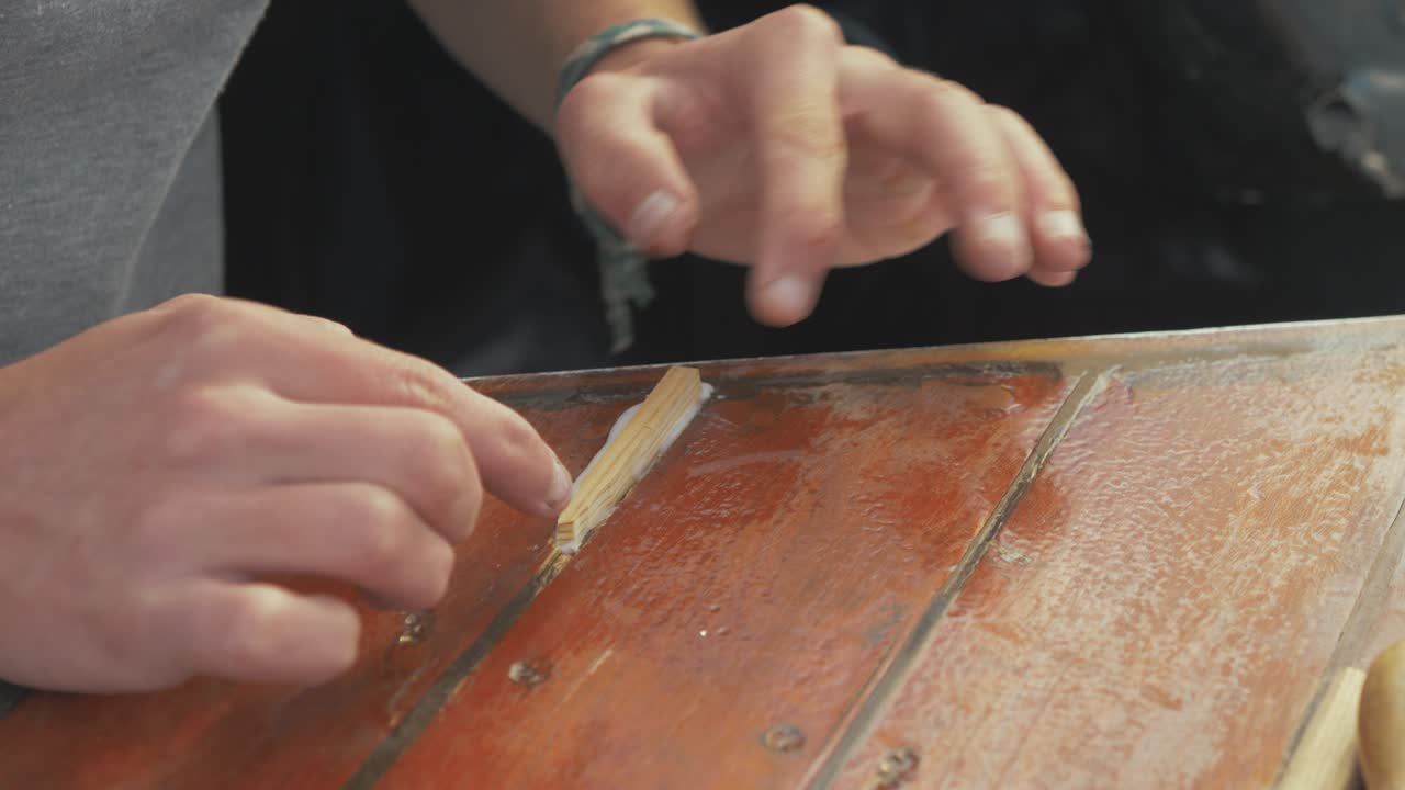 나무 조각을 나무 보트 선실 지붕 판자 수리에 넣기