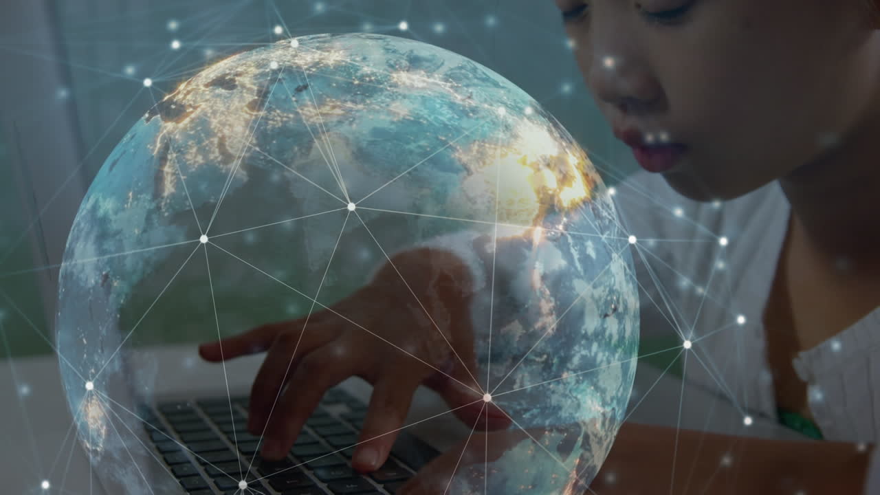 animación de conexiones y globo sobre chica asiática usando computadora