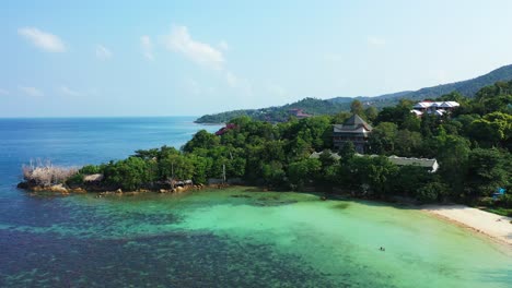 Islas-De-Tailandia,-Antena---Casa-Costera-Tropical-Escondida-En-El-Bosque-Exótico-Con-Playa-De-Arena-Privada