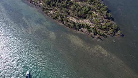 vista tranquila de la isla del cangrejo en aguas amplias cerca de la bahía de runaway en gold coast, queensland, australia