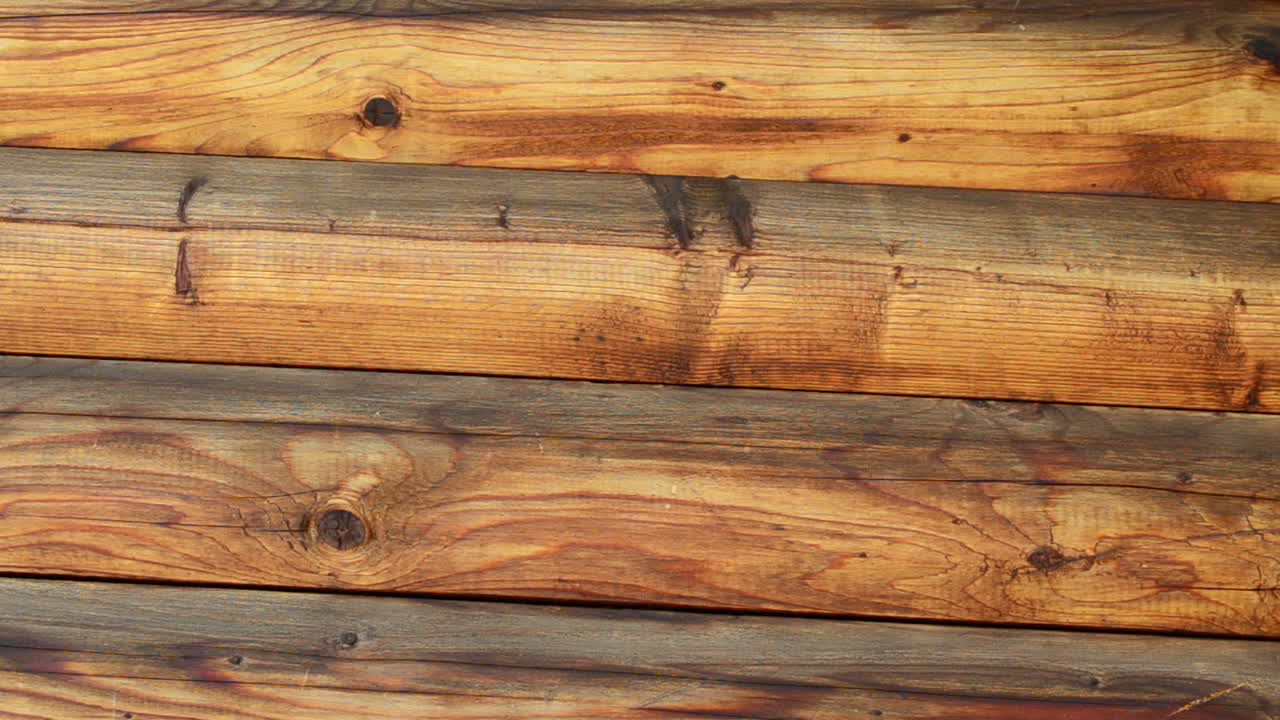 Muro di casa in legno. La casa è costruita senza chiodi