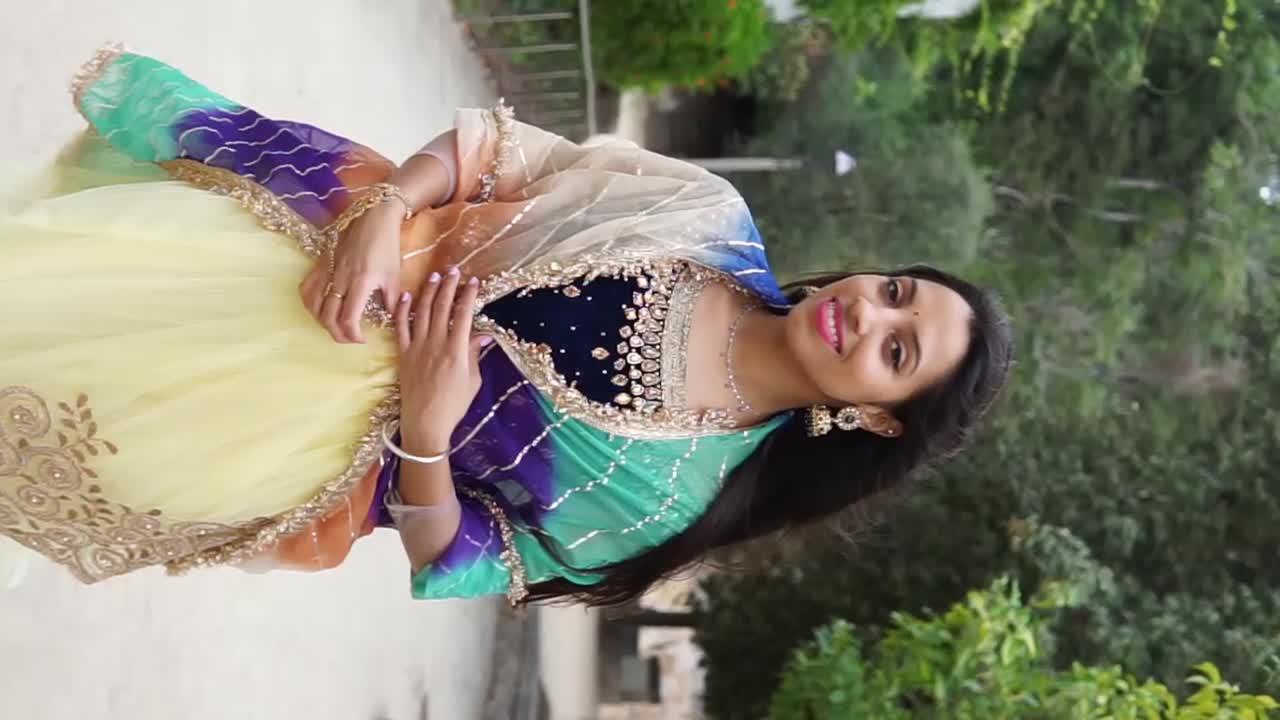 Encantadora mujer india paseando en un parque de verano