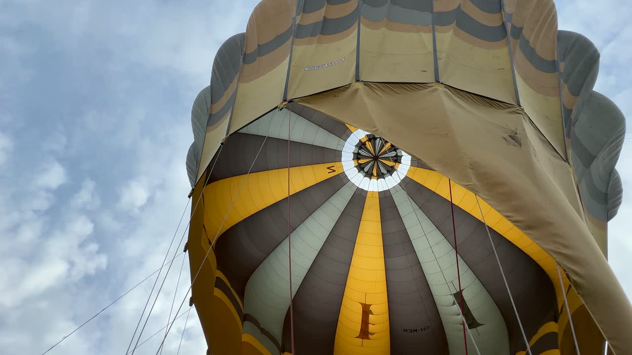 desinflación del globo de aire caliente después del descenso en el parque nacional serengeti en tanzania.
