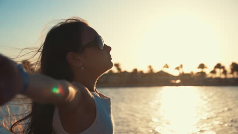 Sorglose-Junge-Frau-Verbringt-Freizeitaktivitäten-In-Der-Nähe-Des-Warmen-Meeres-Am-Strand-Bei-Sonnenuntergang.