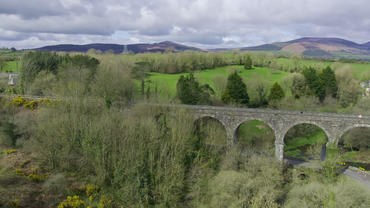 viaducto en las fértiles tierras de cultivo verdes de waterford con las estribaciones de las montañas comeragh