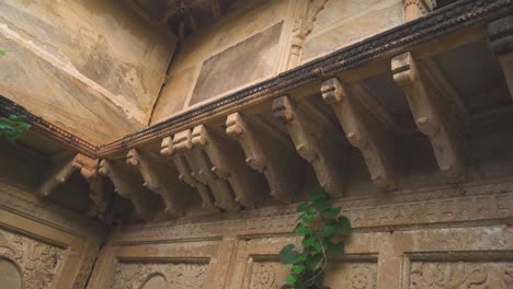 Pan-shot-of-architecture-of-an-old-abandoned-heritage-building-or-haveli-in-India