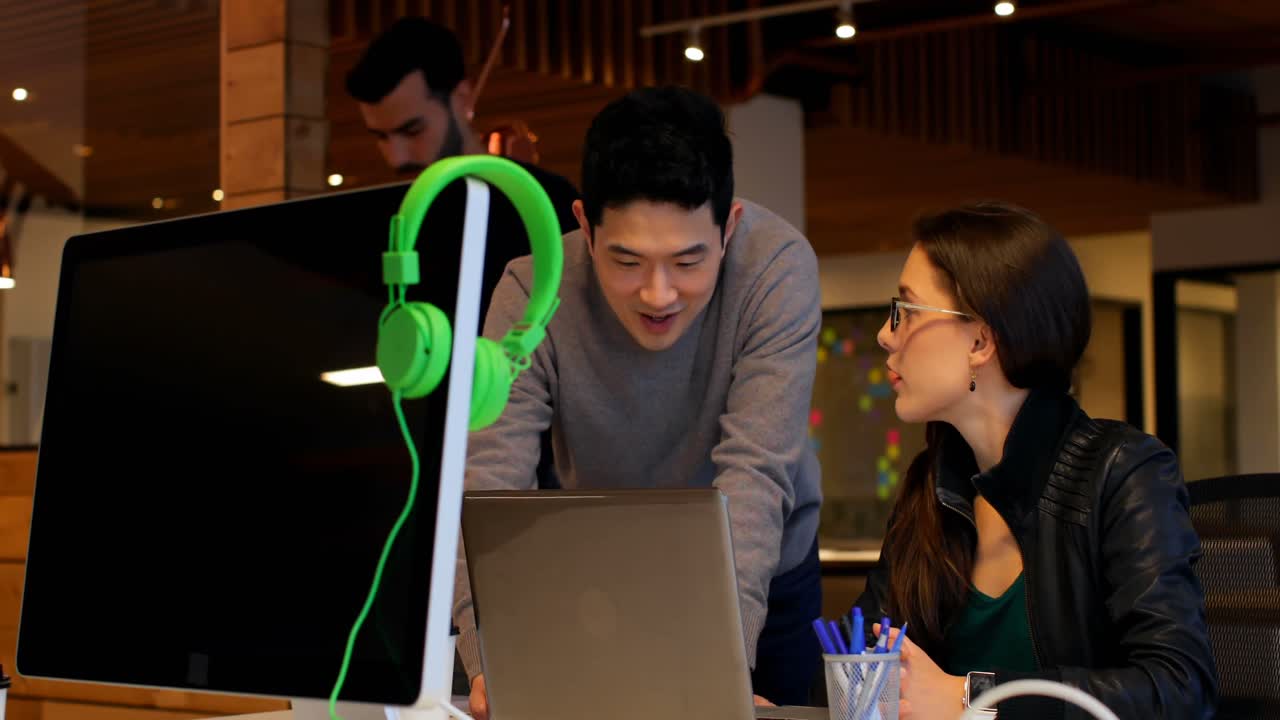 비즈니스 동료 들 이 사무실 4k 의 책상 에서 서로 상호 작용 하고 있다