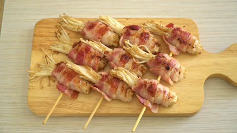 brochetas de champiñones con agujas doradas envueltas en tocino